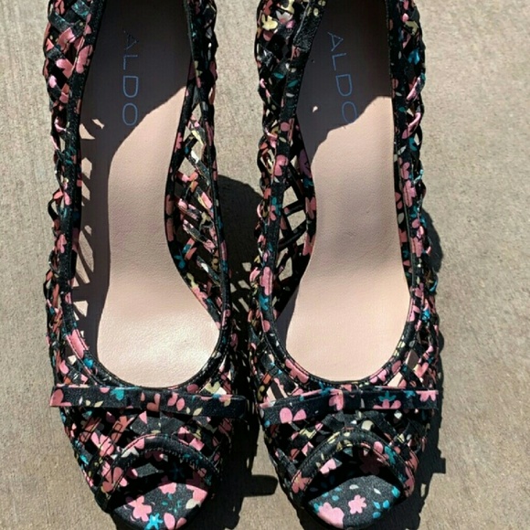 BEAUTIFUL ALDO HEELS - Picture 2 of 4